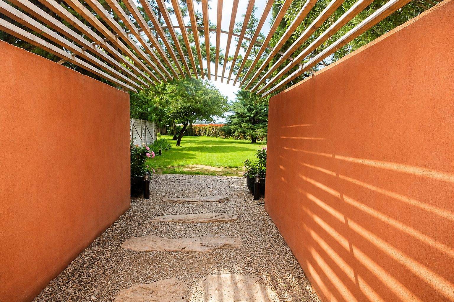 Allée ombragée menant au jardin du Mas du Domaine de Montcalm à Thuir