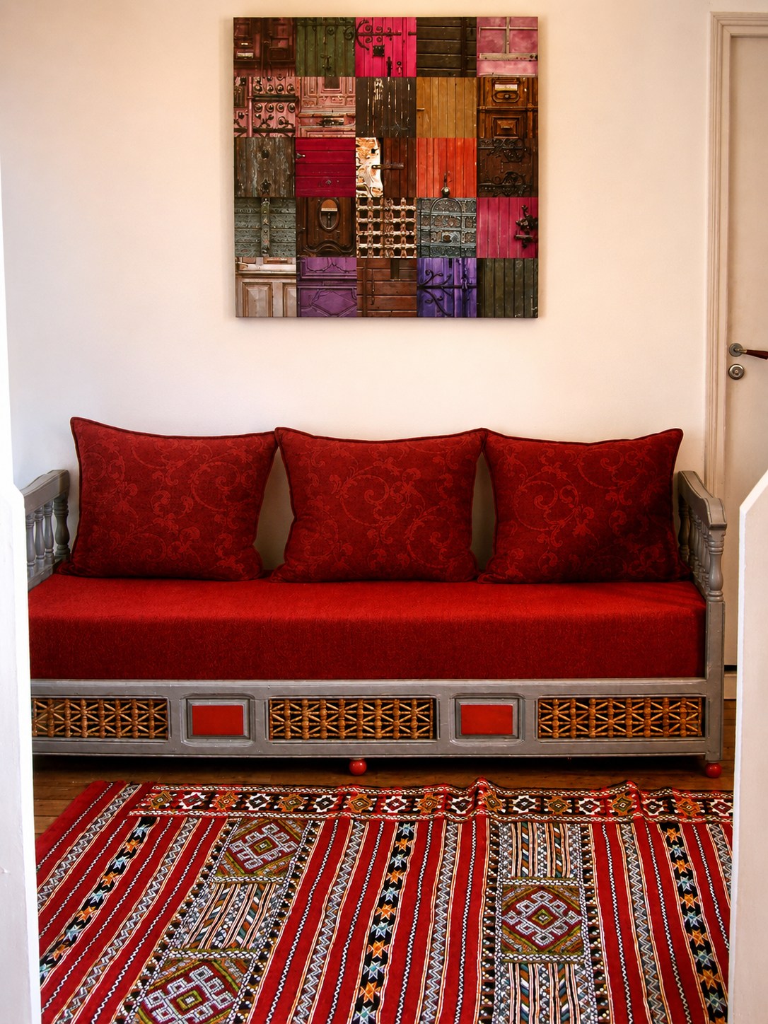 Coin salon avec banquette rouge dans la chambre d’hôtes Orientale à Thuir