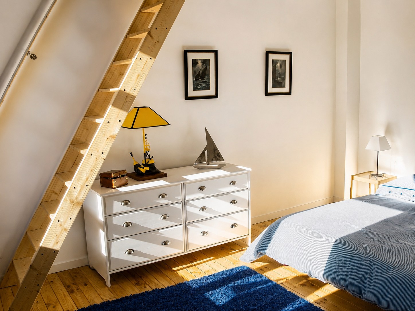 Chambre familiale Suite Marine avec lits et décoration bord de mer