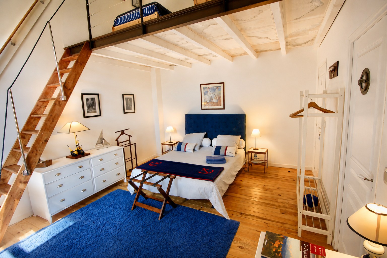 Espace nuit principal de la Suite Marine à Thuir
