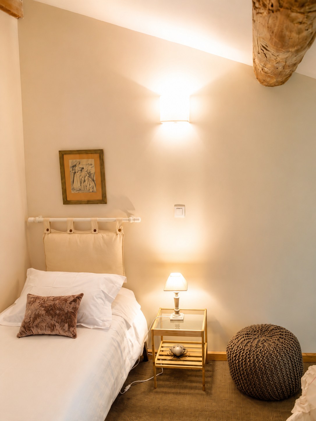 Lit simple de la Suite Romantique chambre d'hôtes à Thuir
