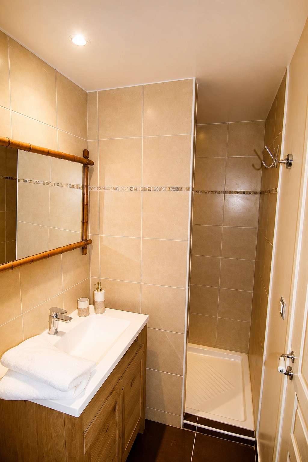Salle d'eau privative de la Suite Romantique à Thuir