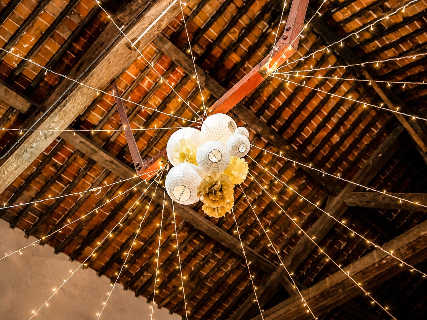 Décoration lumineuse de mariage dans une salle de réception de charme à Thuir