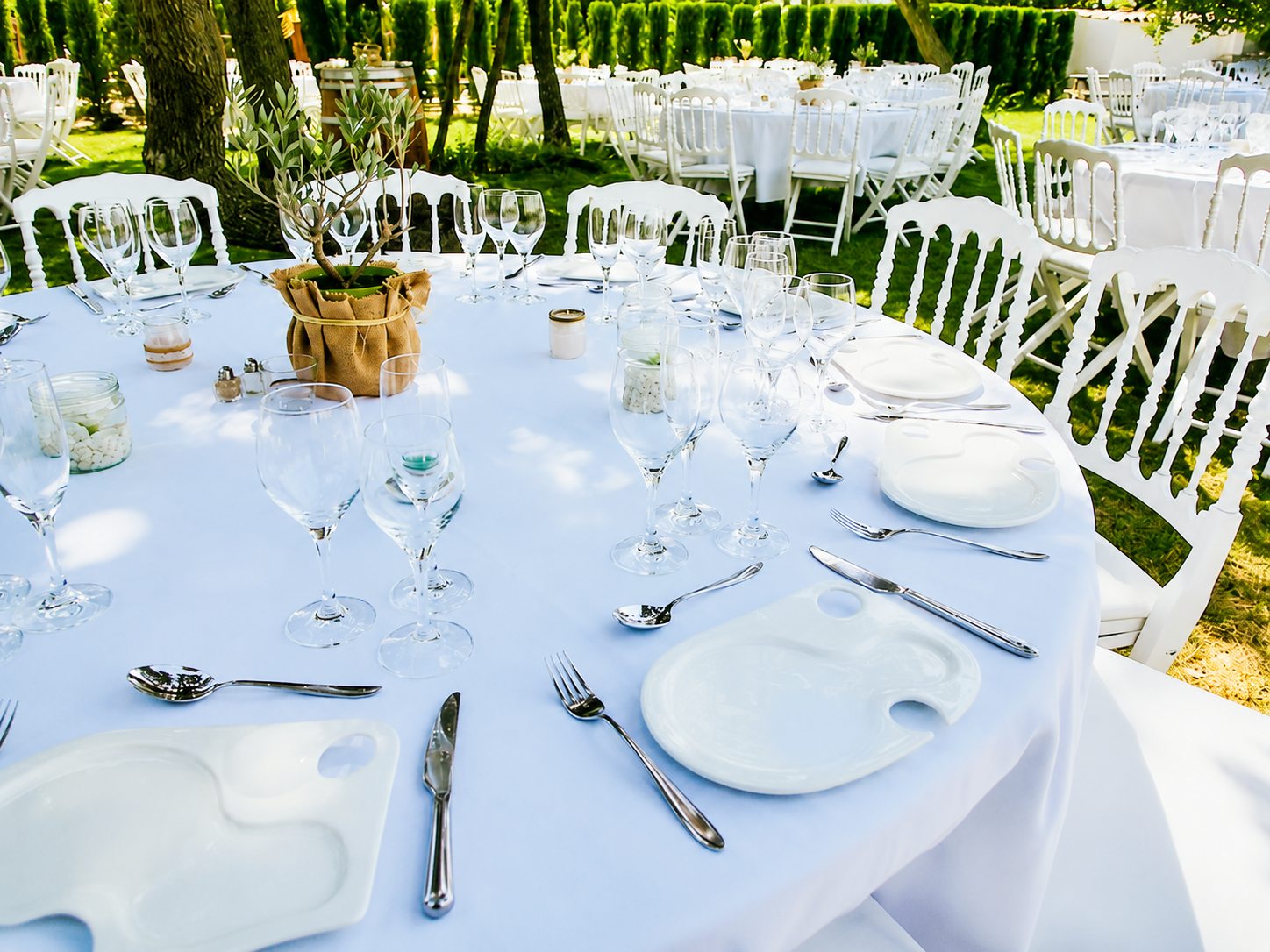 Table de mariage dressée dans le jardin du Domaine de Montcalm