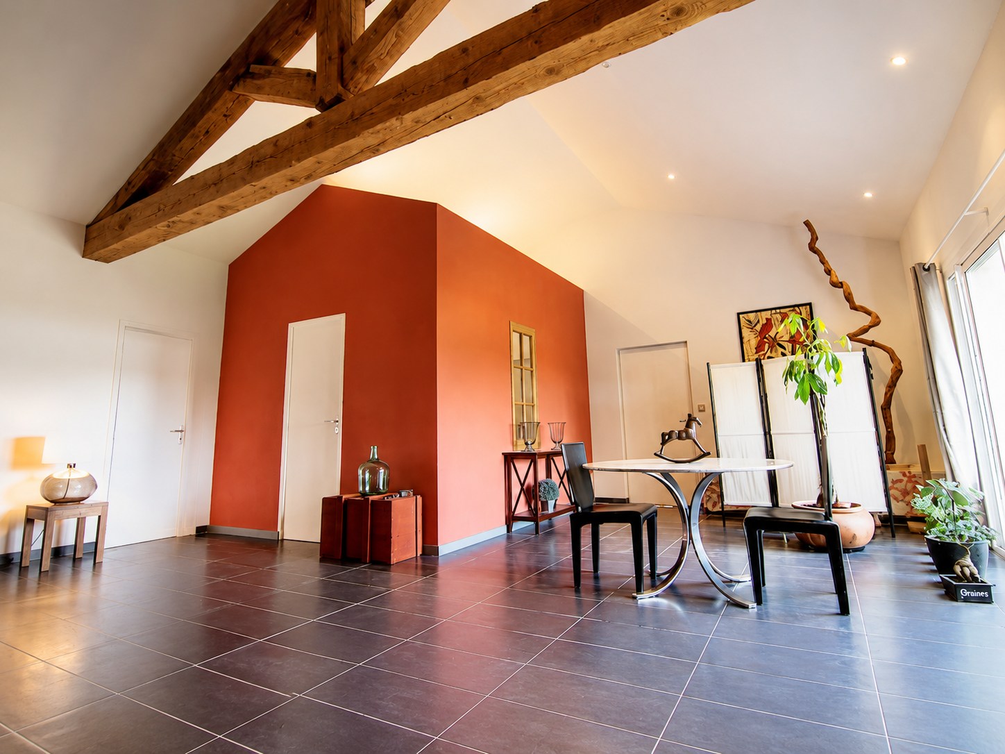 Grand séjour lumineux avec poutres apparentes du Gîte Capcir à Thuir