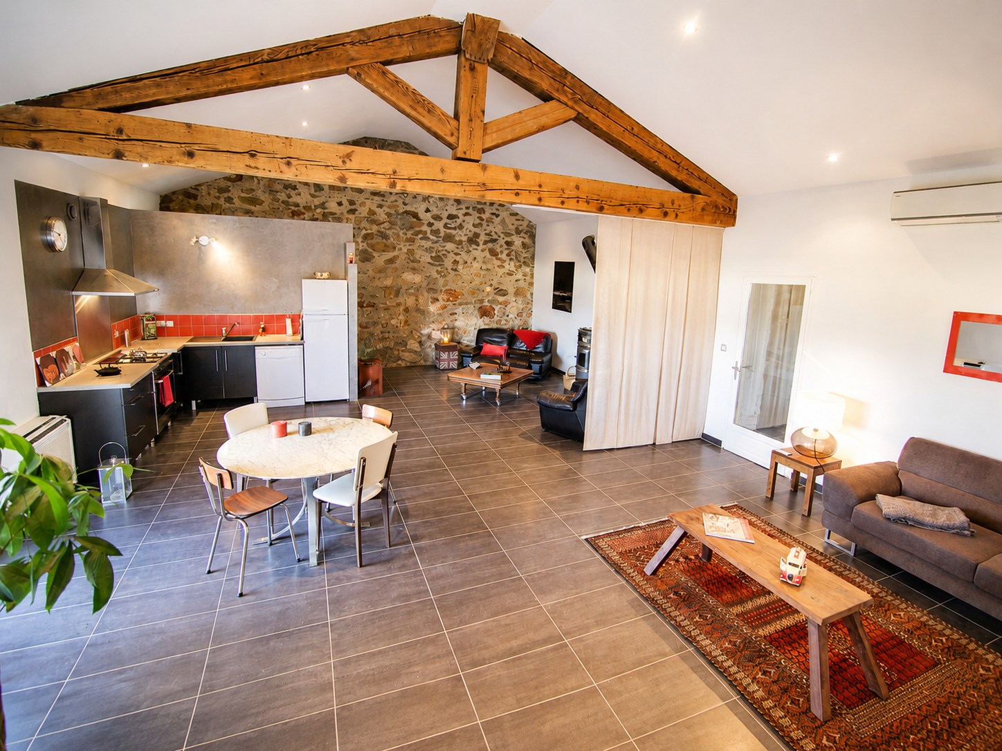 Grand séjour lumineux du Gîte Capcir à Thuir