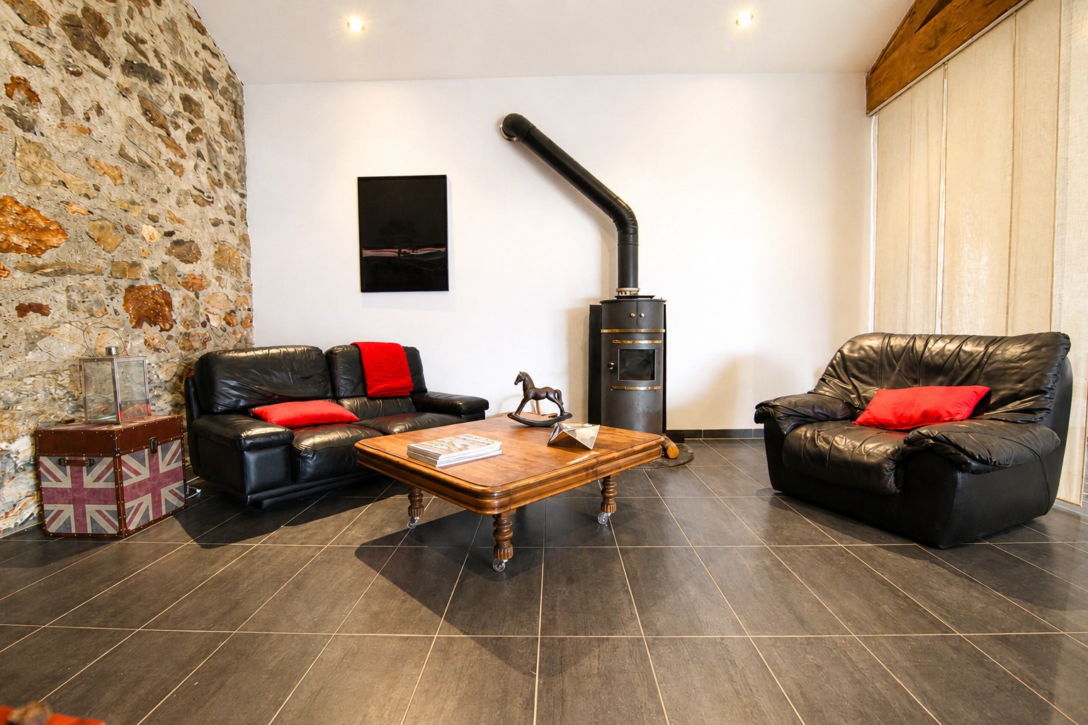 Salon avec poêle du Gîte Capcir à Thuir