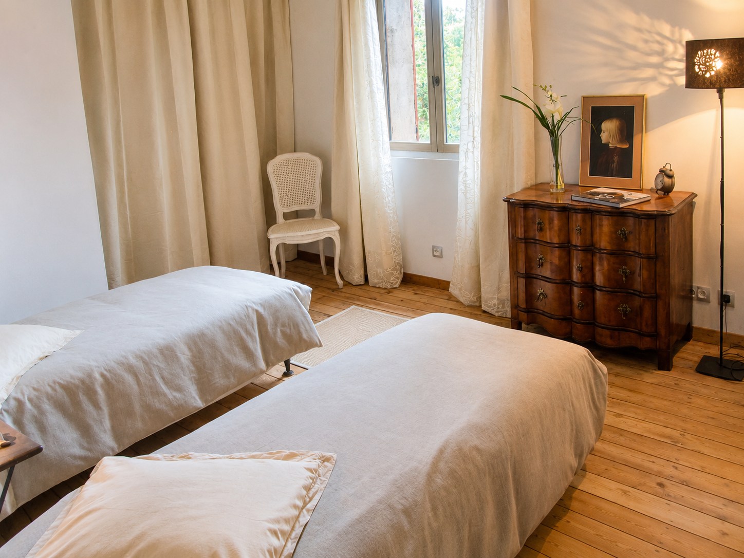 Deuxième chambre avec deux lits du Gîte Les Aspres