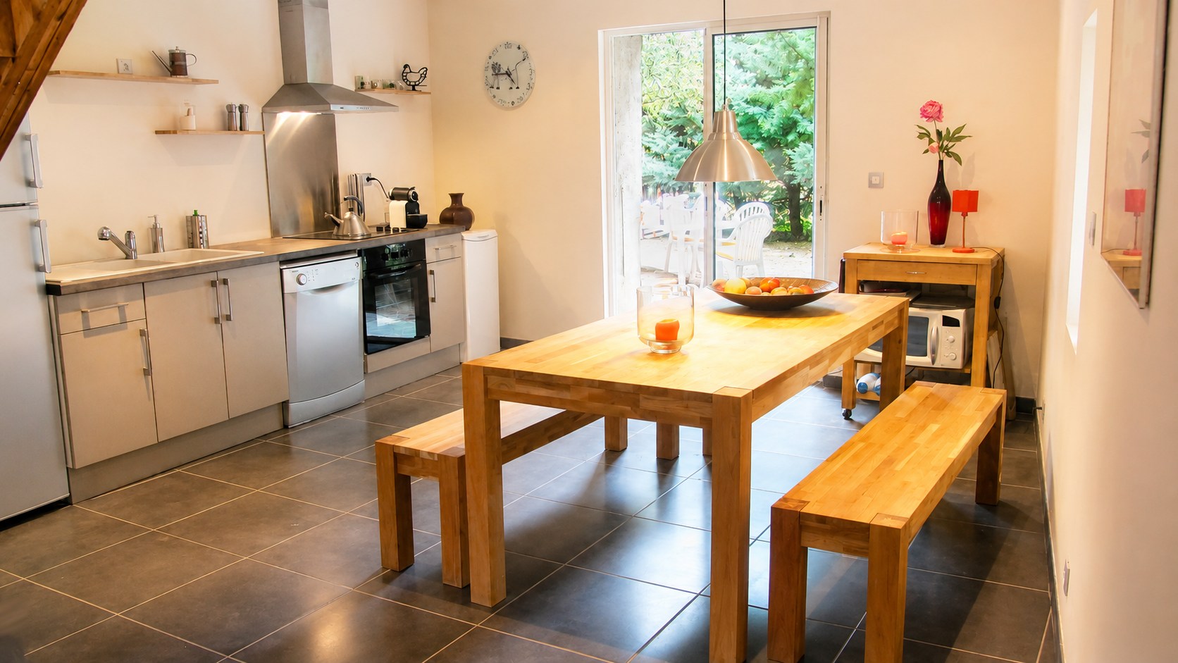 Cuisine équipée avec grande table familiale du Gîte Les Aspres à Thuir
