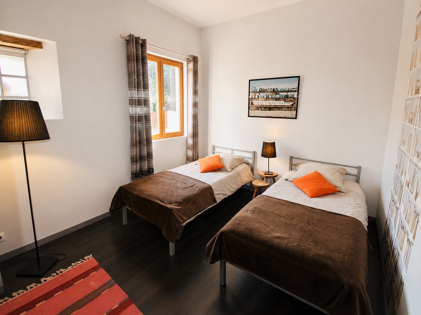 Chambre avec deux lits simples du Gîte Ribéral à Thuir
