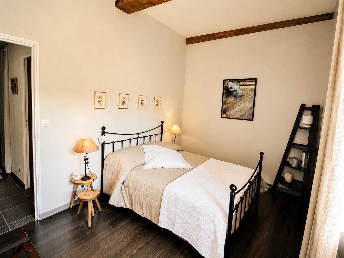 Chambre double lumineuse du Gîte Ribéral au Mas du Domaine de Montcalm