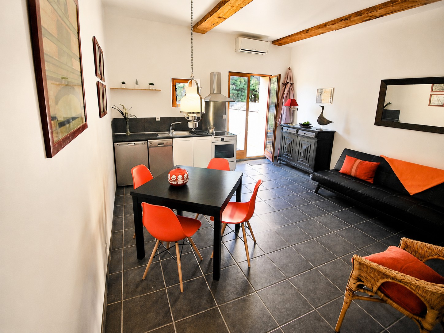 Séjour lumineux avec cuisine équipée du Gîte Ribéral à Thuir