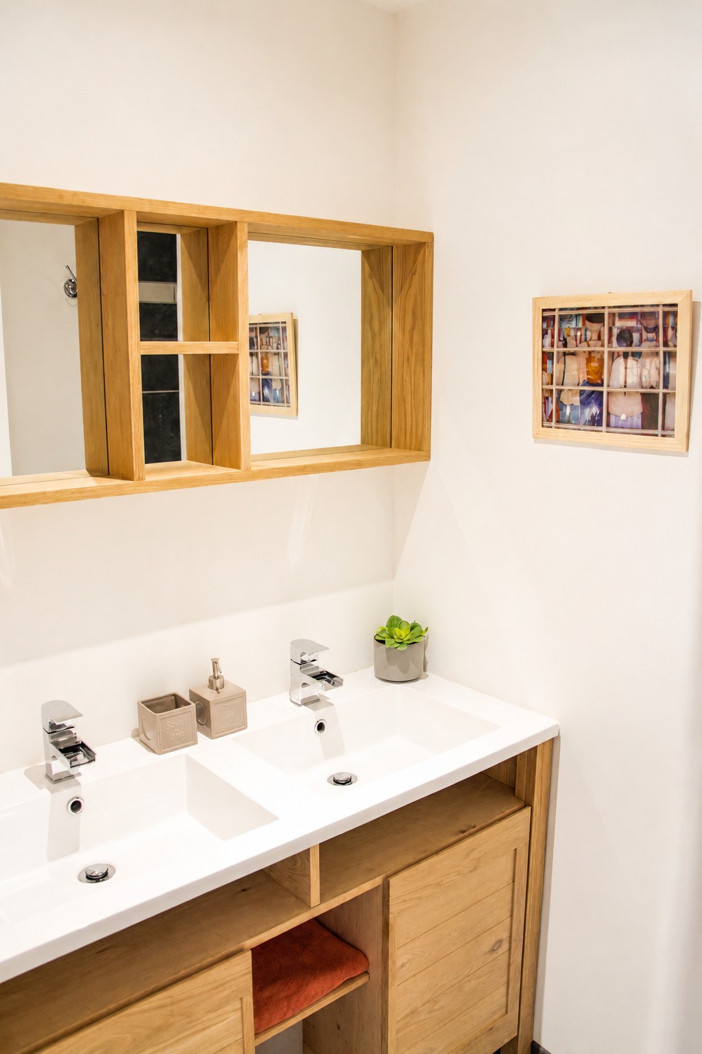 Salle de bain avec double vasque du Gîte Ribéral à Thuir