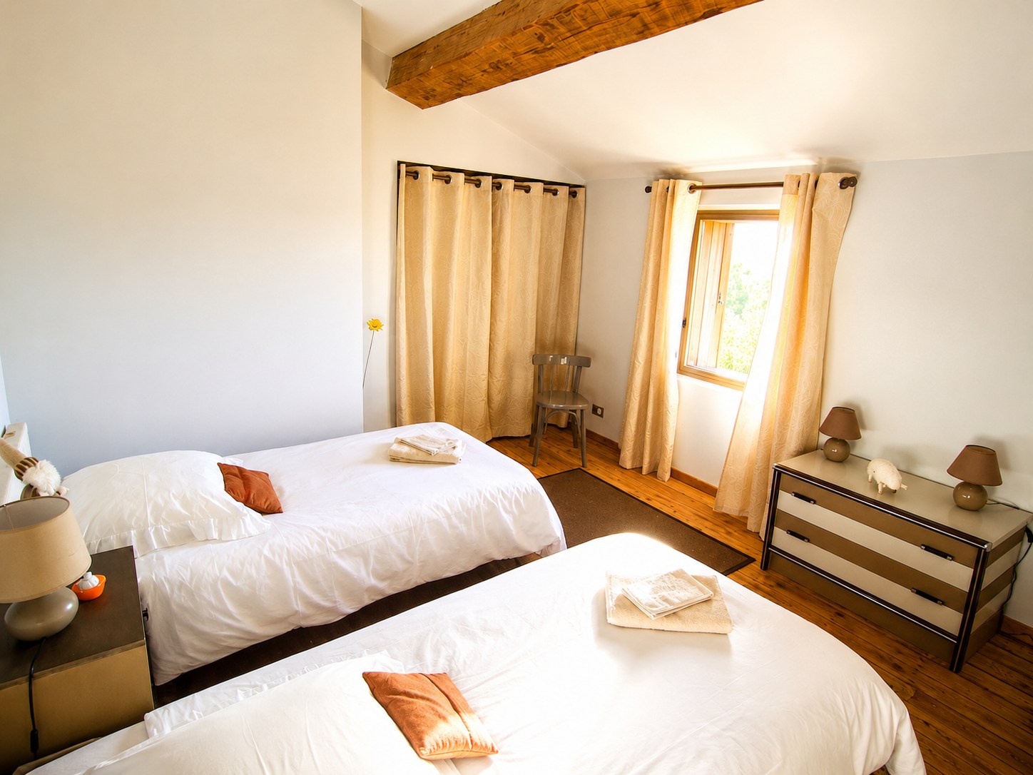 Chambre avec deux lits du Gîte Les Aspres