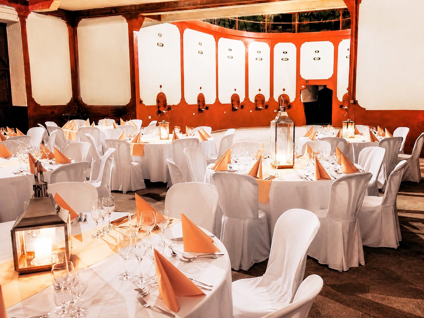 Salle de réception décorée pour un mariage dans les Pyrénées-Orientales