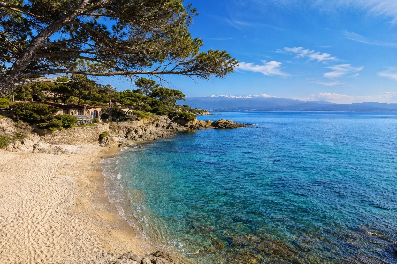 Paysage des Pyrénées-Orientales avec vue sur le Canigou, près de Thuir