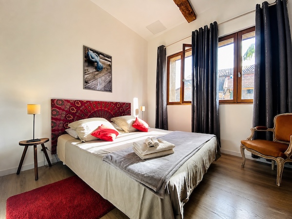 Chambre double lumineuse du Gîte Salanque au Mas du Domaine de Montcalm