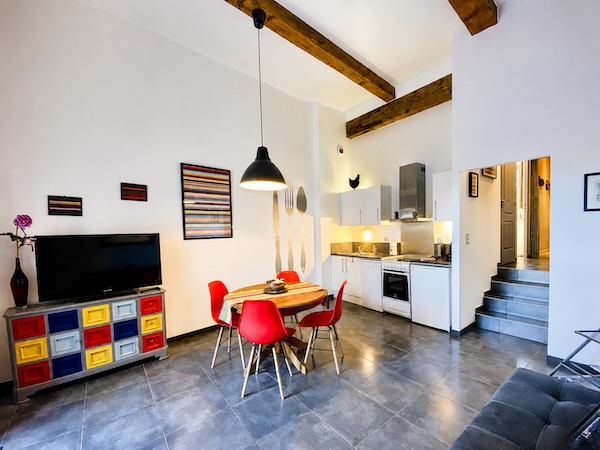 Cuisine ouverte et salle à manger du Gîte Salanque avec accès jardin à Thuir