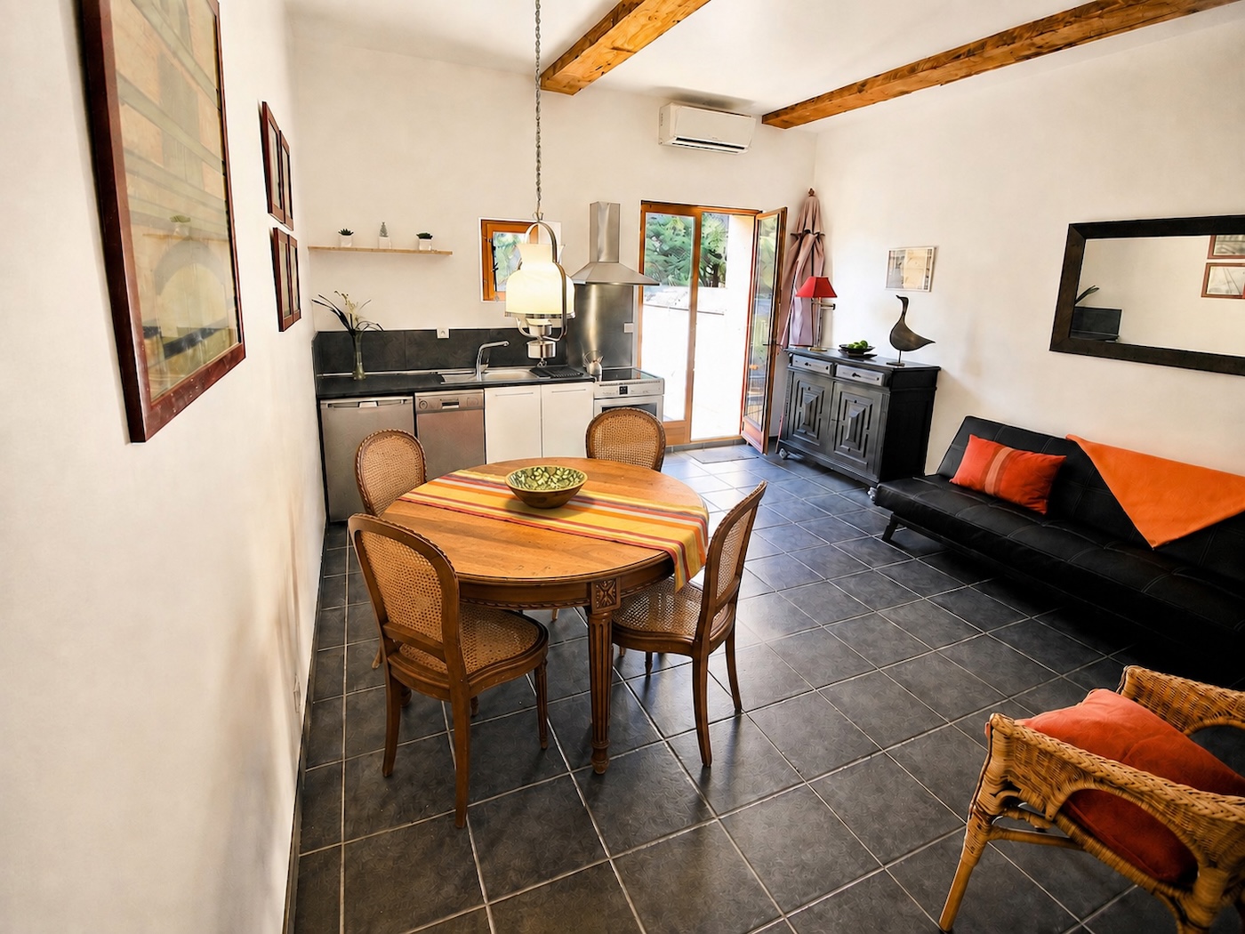 Séjour lumineux avec cuisine équipée du Gîte Ribéral à Thuir