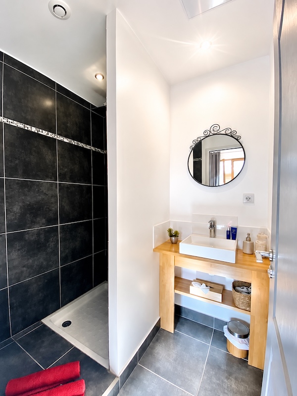 Salle de bain avec double vasque du Gîte Salanque à Thuir